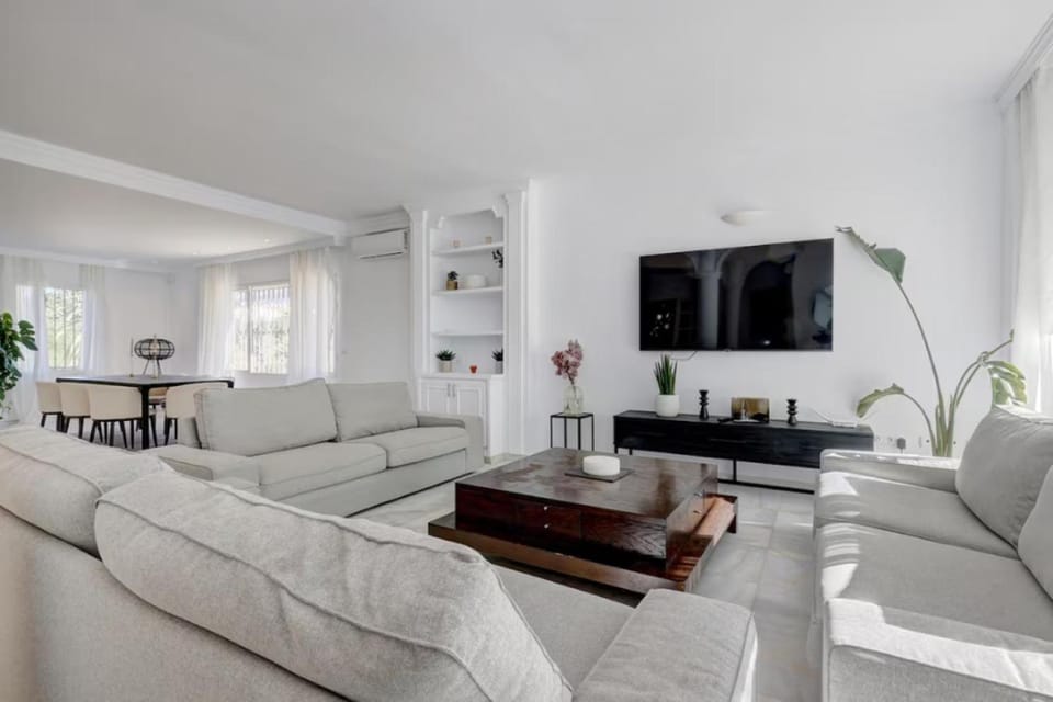 Communal lounge/ TV room, TV and multimedia, Living room, Seating area, Evening entertainment