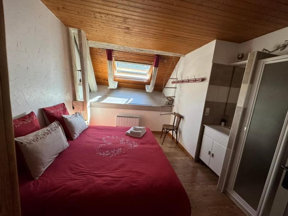 Bed, Bathroom, Photo of the whole room, Bedroom, towels
