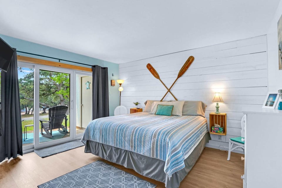 Charming Lakeside Condo - Moments to Lake Fun House in Canyon Lake