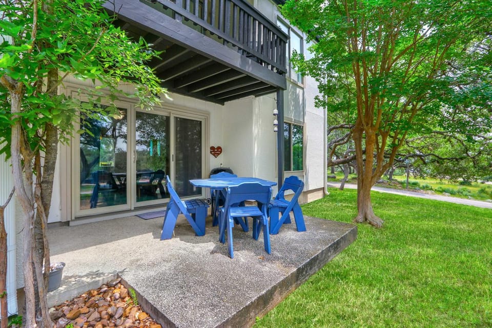 Charming Lakeside Condo - Moments to Lake Fun House in Canyon Lake