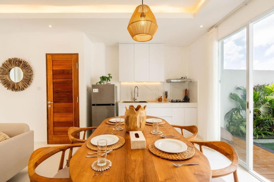 Kitchen or kitchenette, Living room, Food and drinks, Seating area, Dining area, Food