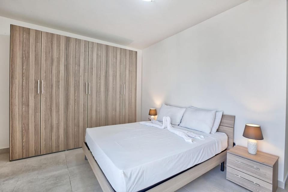 Mercury Penthouse Suite - Sliema Centre - By Haven & Keys Malta Apartment in Sliema