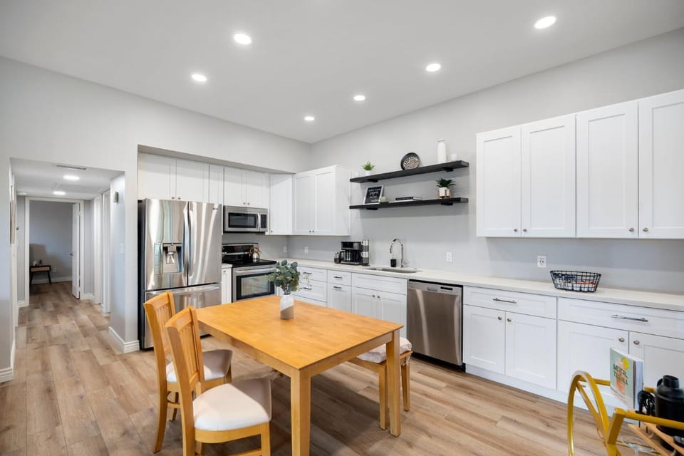 Kitchen or kitchenette, Dining area, oven, pet friendly, stove