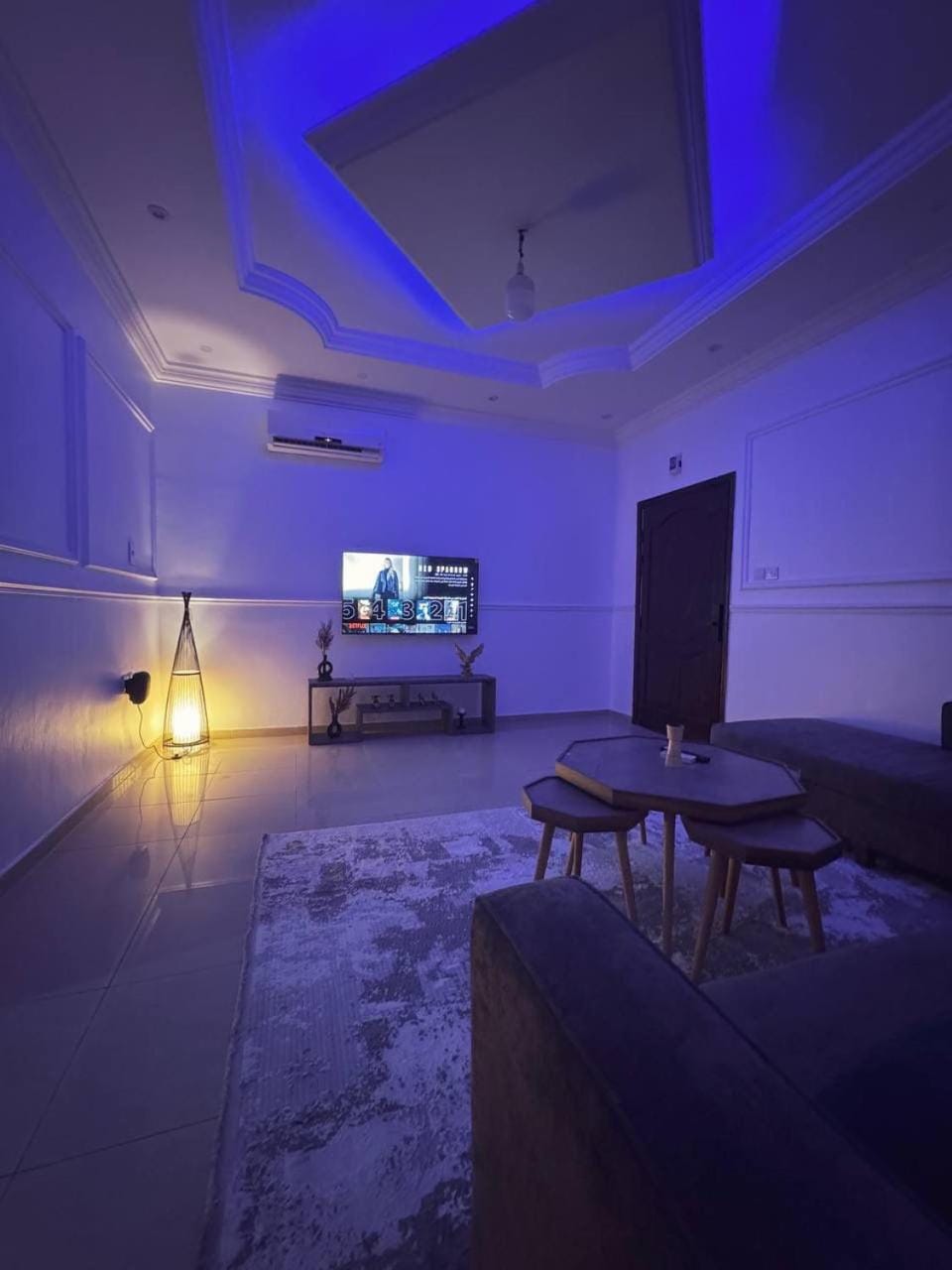 TV and multimedia, Living room, Seating area, Evening entertainment, air conditioner