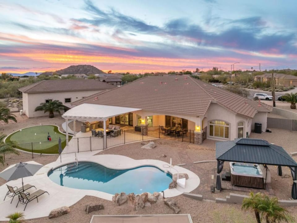 Property building, Hot Tub, Swimming pool