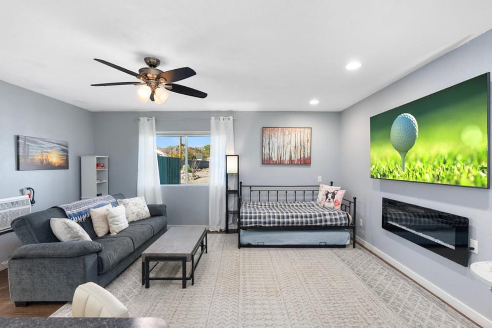 Bed, TV and multimedia, Living room, Photo of the whole room