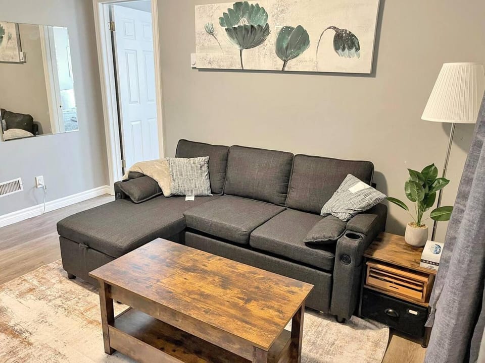 Cozy Retreat with Netflix and Work Desk Apartment in Buffalo