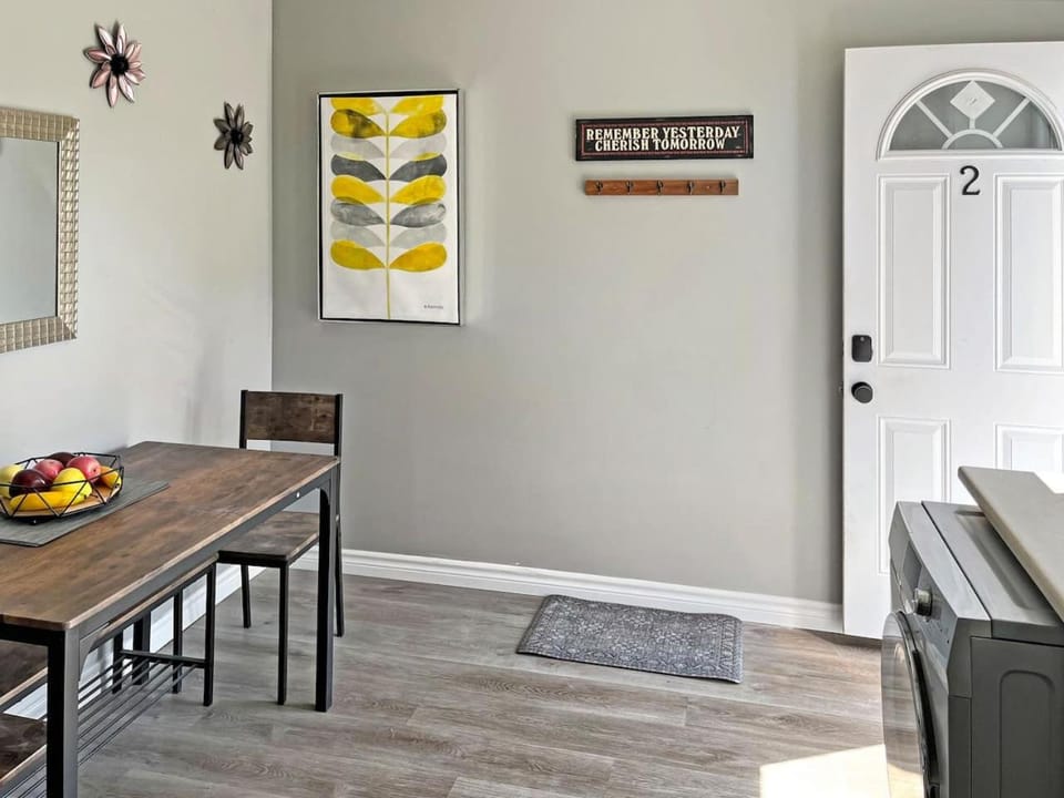 Cozy Retreat with Netflix and Work Desk Apartment in Buffalo