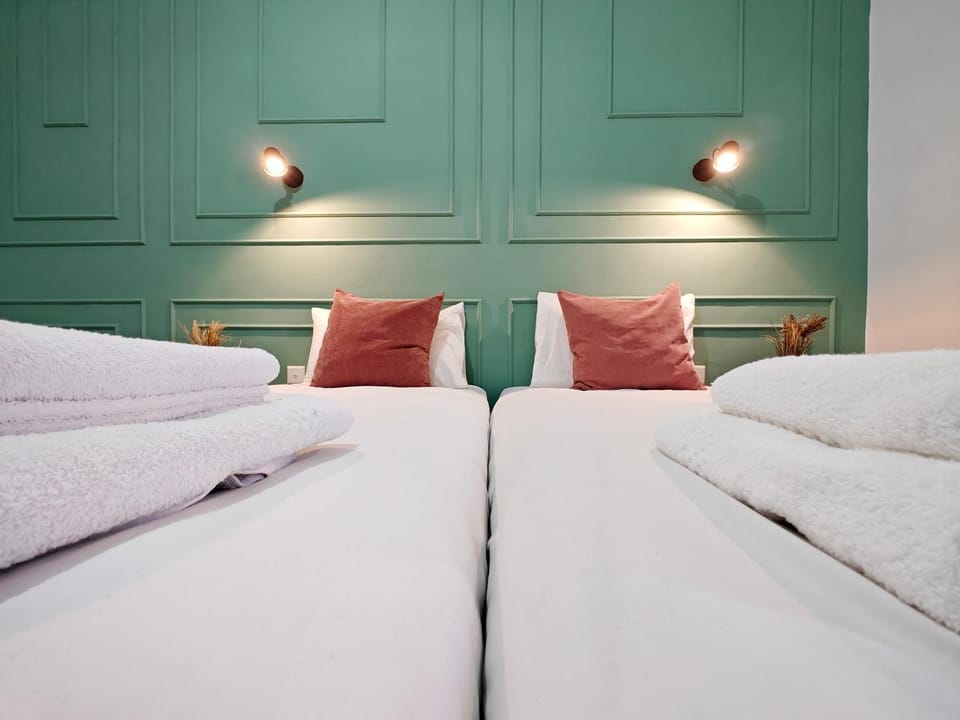 Bed, Bedroom, towels