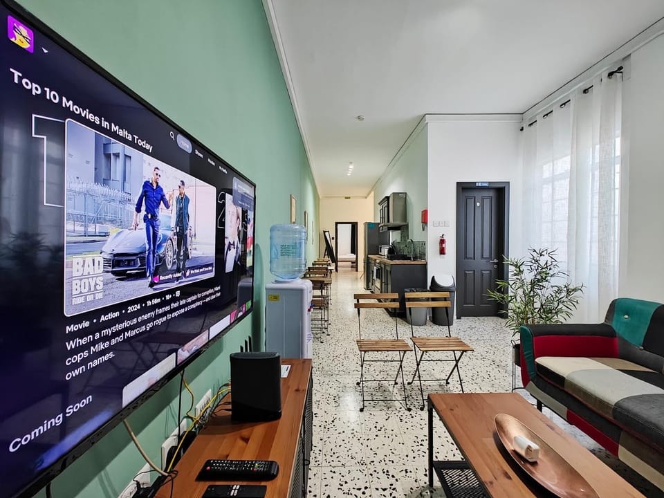 Communal lounge/ TV room, Communal lounge/ TV room, TV and multimedia, Kitchen or kitchenette, Living room, Seating area, Dining area, Evening entertainment