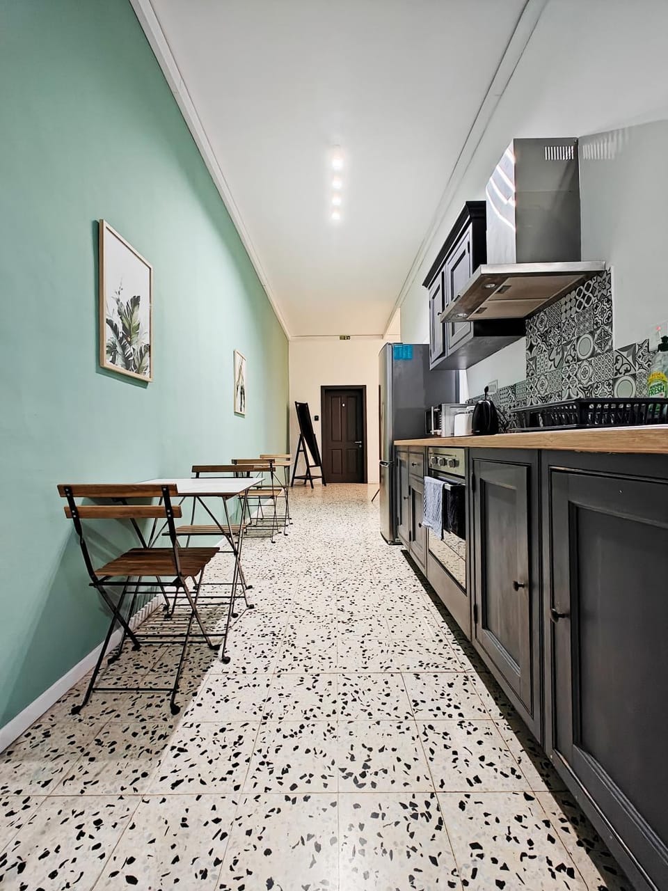 Coffee/tea facilities, Kitchen or kitchenette, Kitchen or kitchenette, Seating area, Dining area, oven, stove