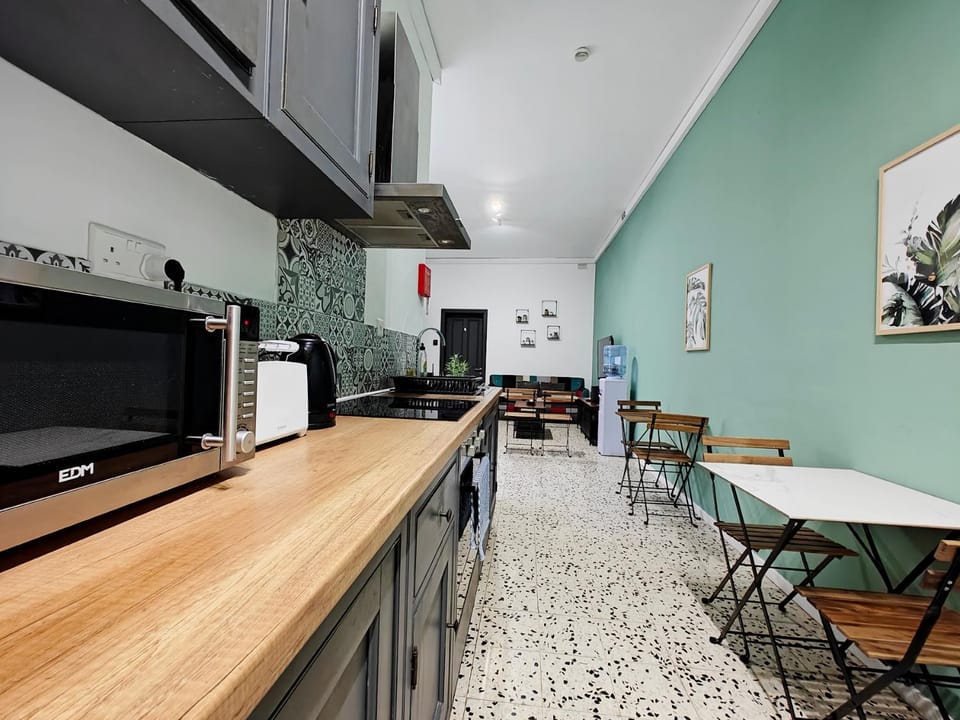 TV and multimedia, Coffee/tea facilities, Kitchen or kitchenette, Kitchen or kitchenette, Dining area, oven, stove, toaster