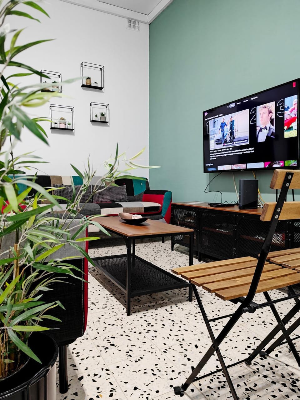 Communal lounge/ TV room, TV and multimedia, Living room, Seating area, Dining area