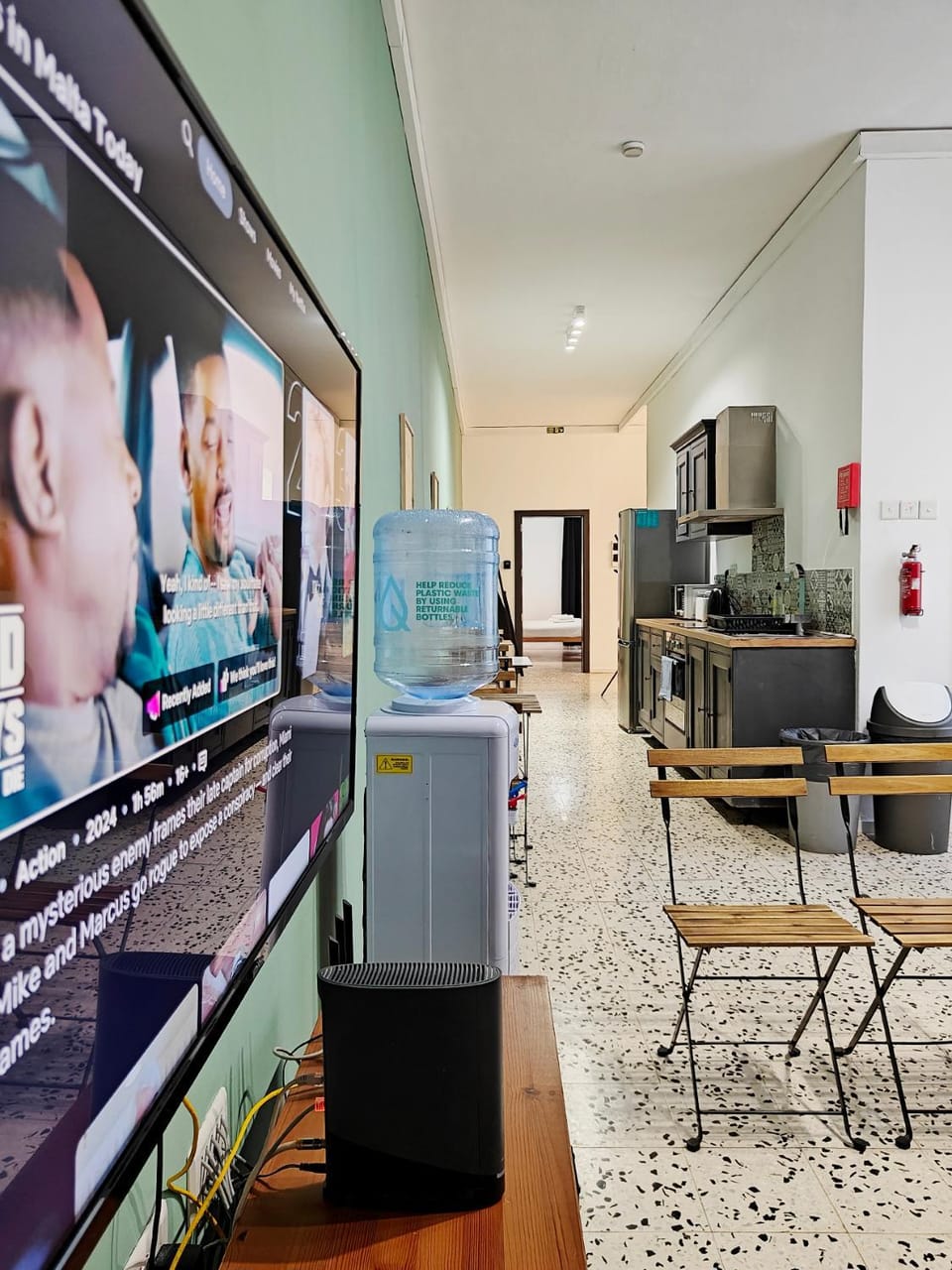 Communal lounge/ TV room, TV and multimedia, Kitchen or kitchenette, Living room, Seating area, Evening entertainment, microwave, oven