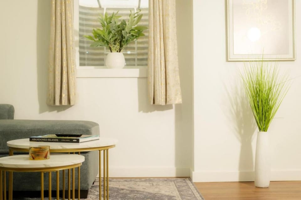 The Minimalist Escape - Modern 1BD in the Heights House in Peoria