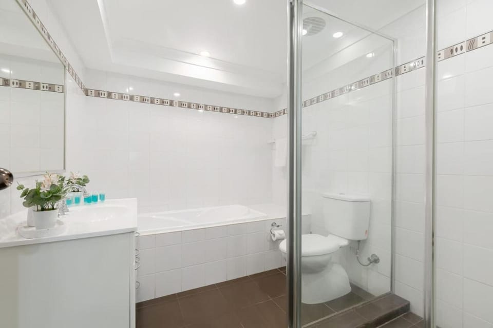 Shower, Toilet, Bathroom, Bath