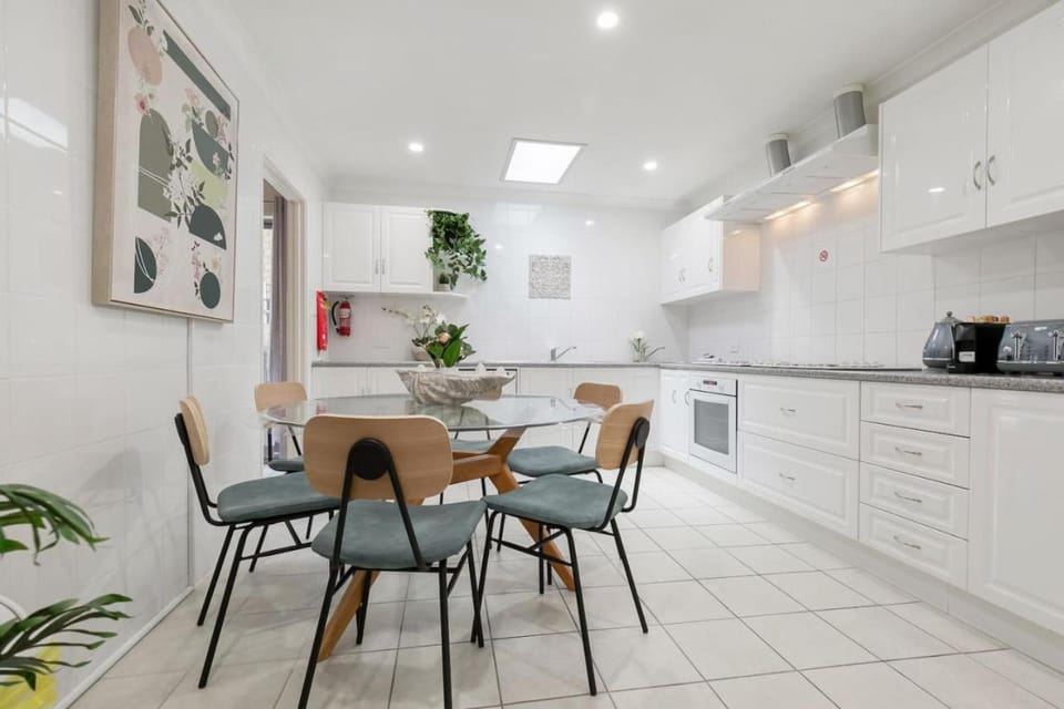 Kitchen or kitchenette, Dining area, stove