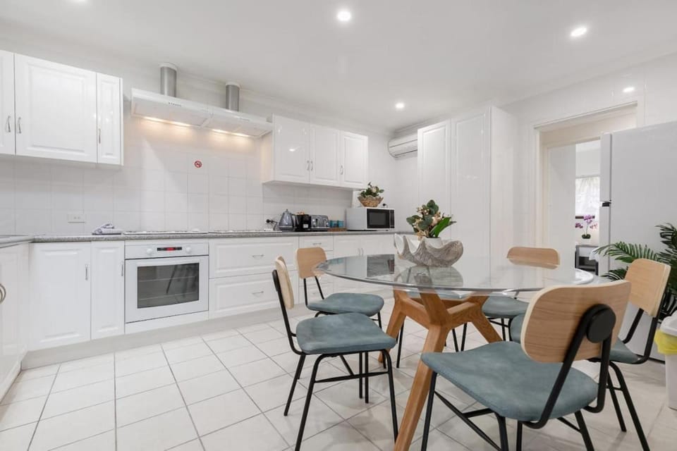 Kitchen or kitchenette, Dining area, oven, stove