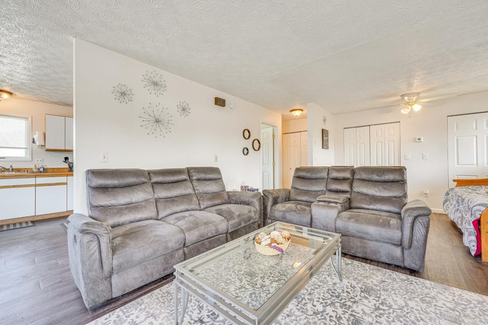 5 Mi to State Park: Mtn-View Apt in Anchorage Apartment in Anchorage