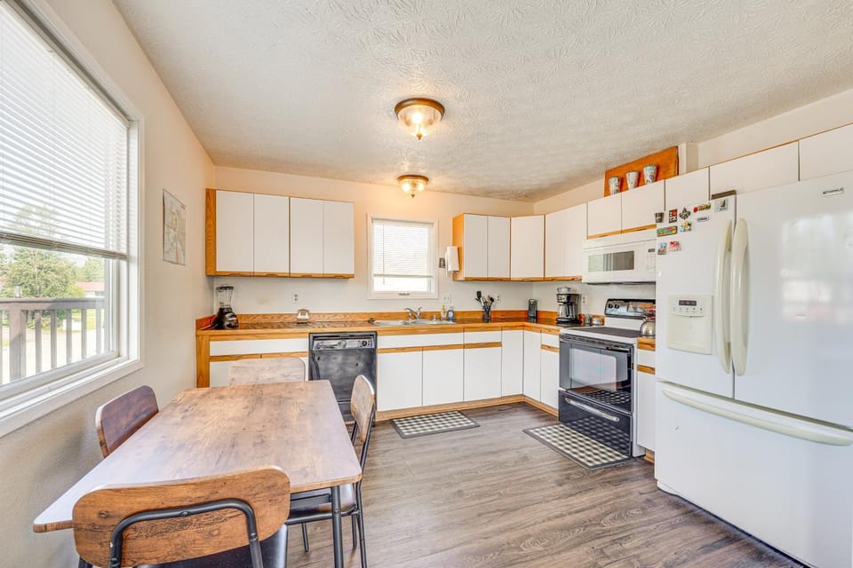 5 Mi to State Park: Mtn-View Apt in Anchorage Apartment in Anchorage