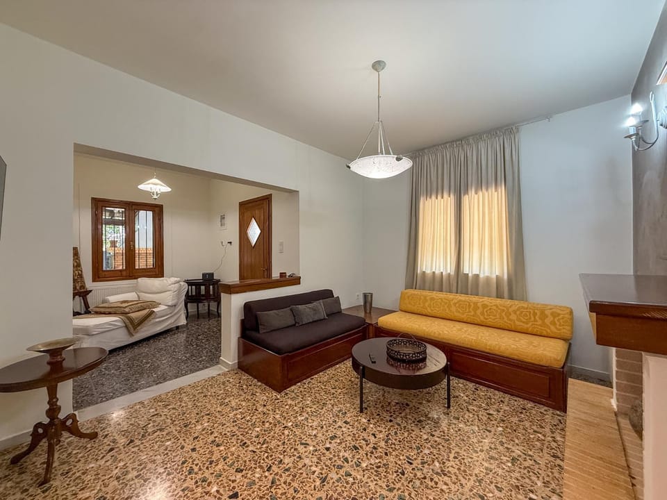 Bed, Living room, Photo of the whole room, Seating area, Bedroom