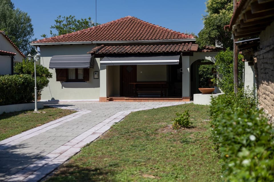 Property building, Spring, Day, Neighbourhood, Garden, Garden view, Street view