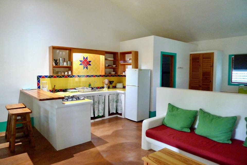 Kitchen or kitchenette, Living room, Seating area, Dining area