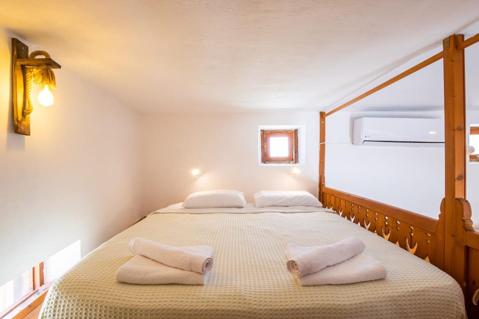 Bed, Photo of the whole room, towels, air conditioner