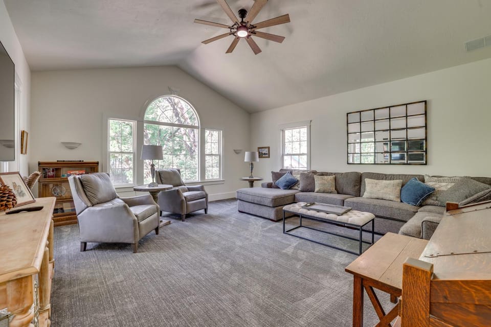 Riverfront & Lake Retreat: 9 Mi to Lucky Peak! House in Idaho