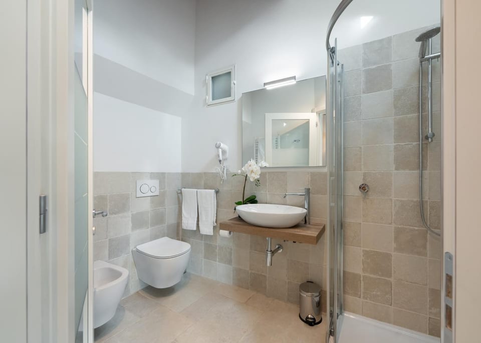 Shower, Toilet, Bathroom, bidet, towels