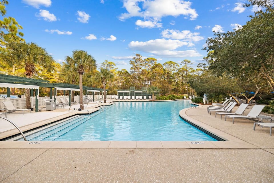 Neighbourhood, Swimming pool