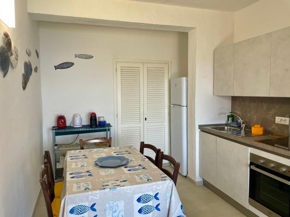 Kitchen or kitchenette, Dining area, oven, stove