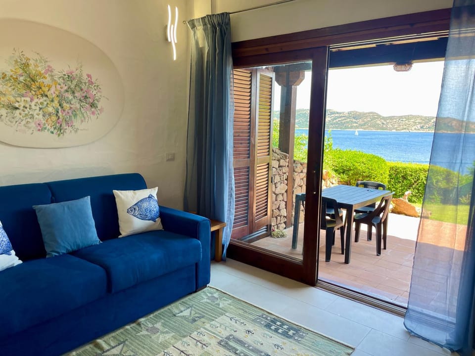 Natural landscape, View (from property/room), Balcony/Terrace, Dining area, Sea view
