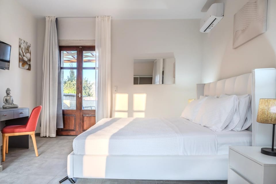 Sun-kissed Hilltop Villa, priv Pool, Scenic Views Villa in Crete