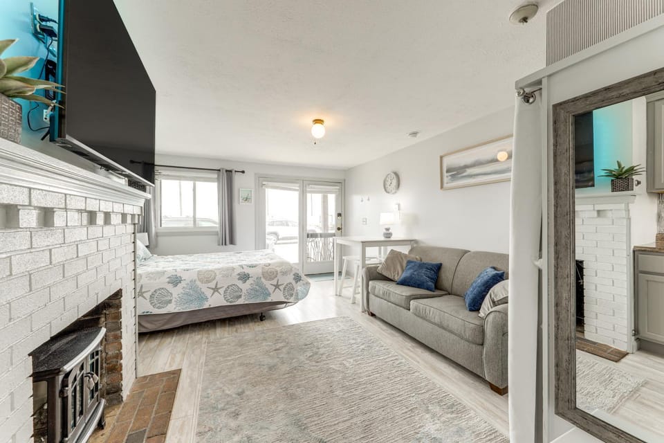 13 Mi to Portland: Studio on Old Orchard Beach! Apartment in Old Orchard Beach
