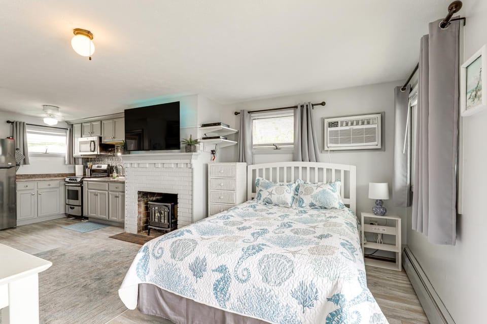 13 Mi to Portland: Studio on Old Orchard Beach! Apartment in Old Orchard Beach