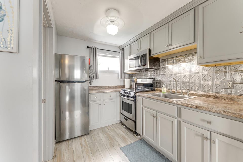 13 Mi to Portland: Studio on Old Orchard Beach! Apartment in Old Orchard Beach