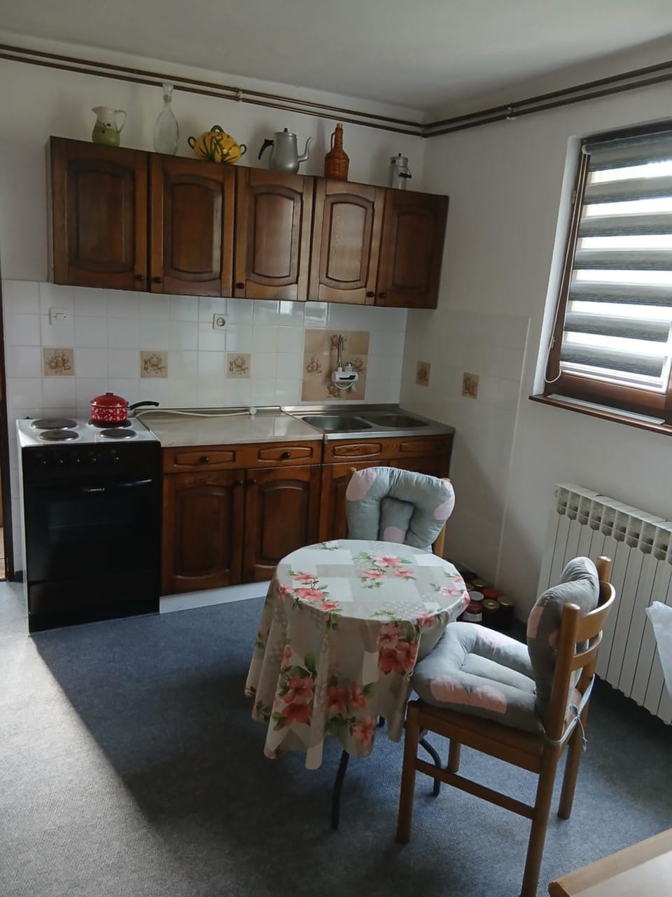 Kitchen or kitchenette, Dining area, stove