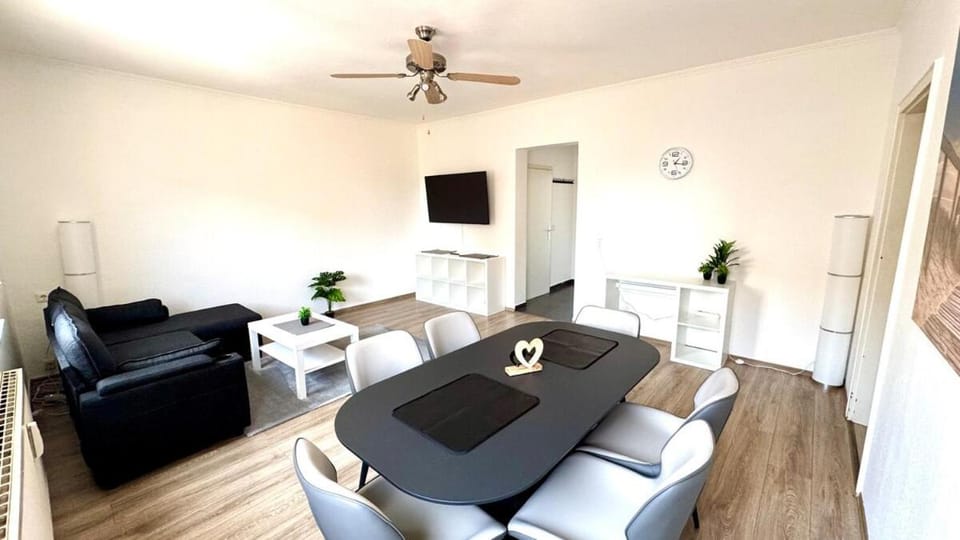 TV and multimedia, Living room, Seating area, Evening entertainment