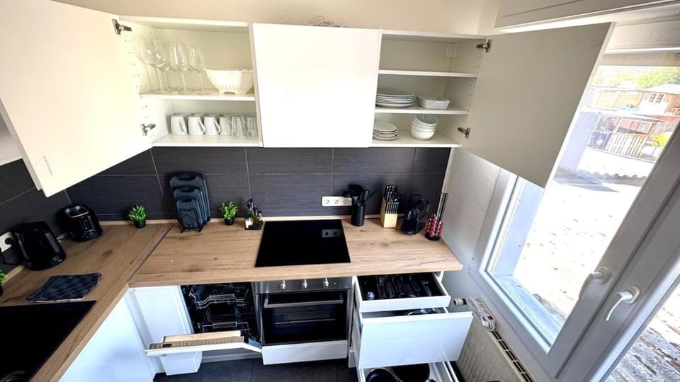 Kitchen or kitchenette, Dining area, oven, toaster