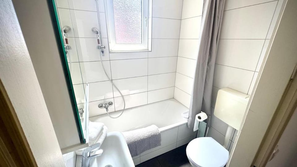 Shower, Toilet, Bathroom, Bath, towels