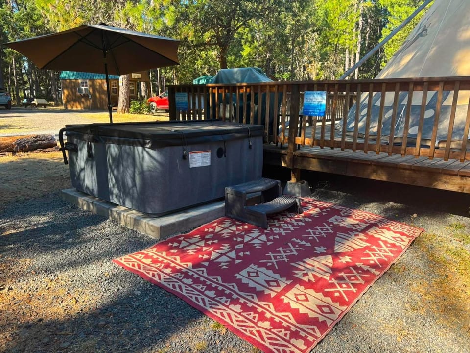 The Grand - with 6 Person Hot Tub Luxury tent in Oregon