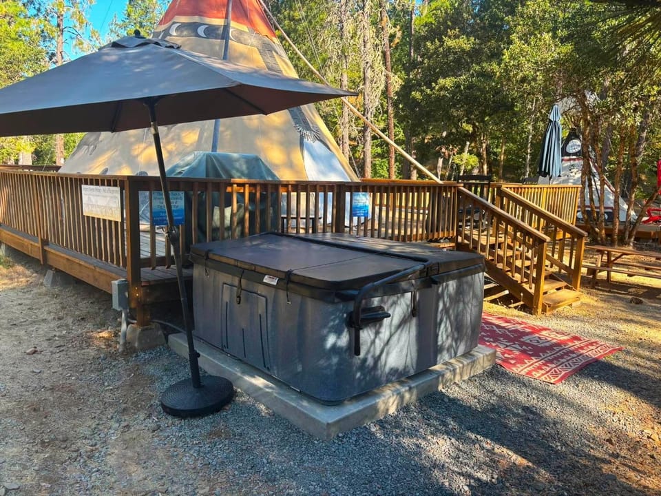 The Grand - with 6 Person Hot Tub Luxury tent in Oregon