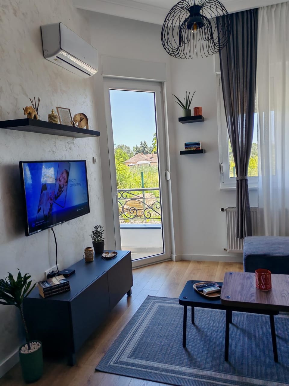 TV and multimedia, Living room, Seating area, Evening entertainment