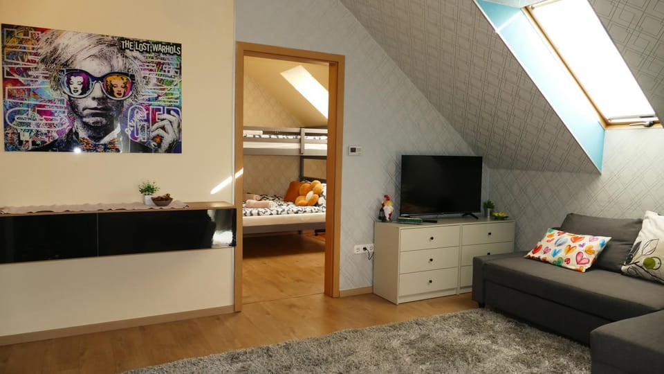 Communal lounge/ TV room, Bed, TV and multimedia, Living room, Evening entertainment, Bedroom