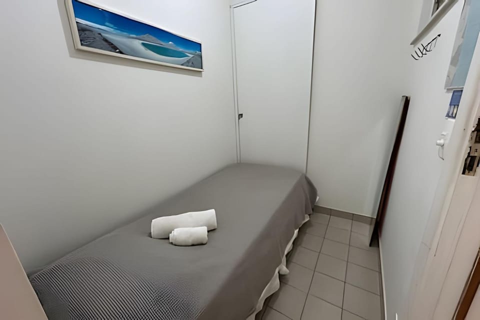 Bed, towels