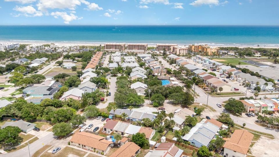 Coastal Bungalow- 5 Minutes to the port! House in Cape Canaveral