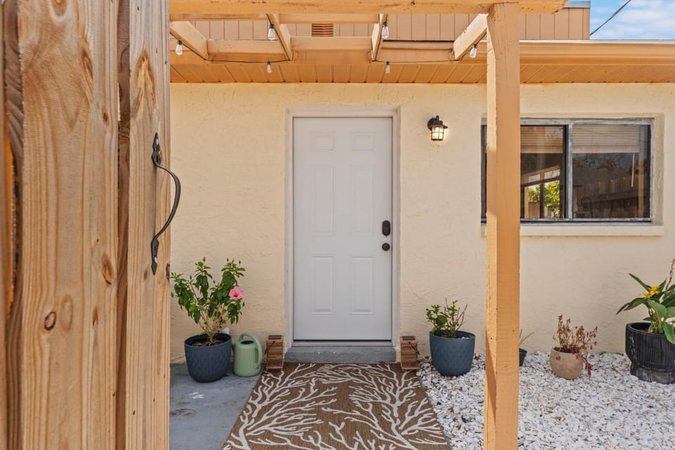 Coastal Bungalow- 5 Minutes to the port! House in Cape Canaveral