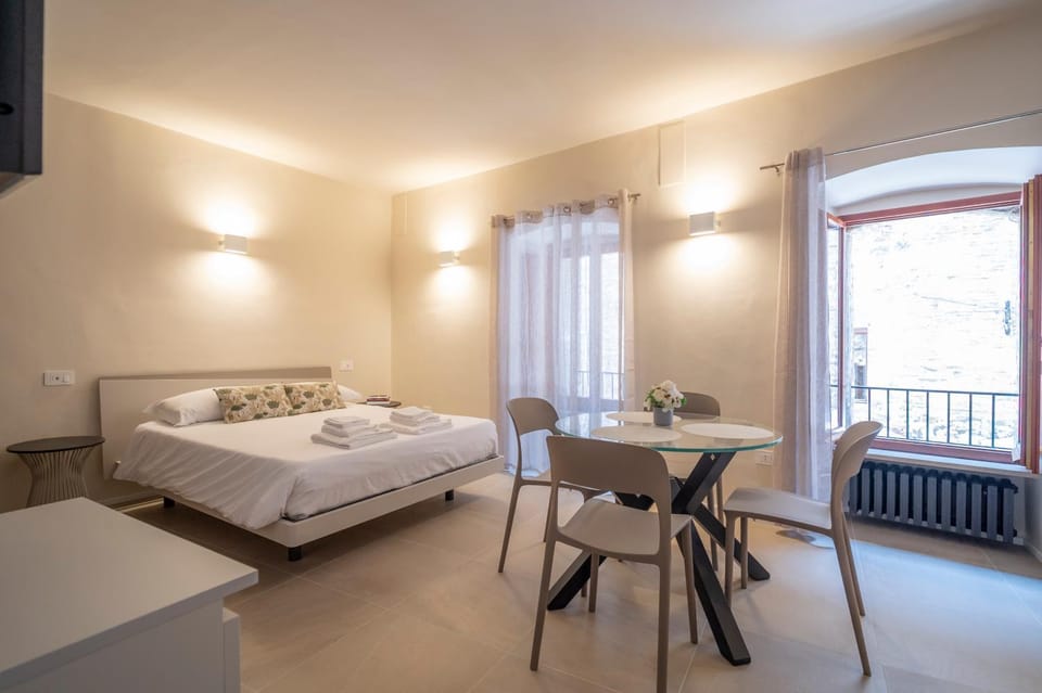 Bed, TV and multimedia, Photo of the whole room, Dining area, Bedroom, internet, towels