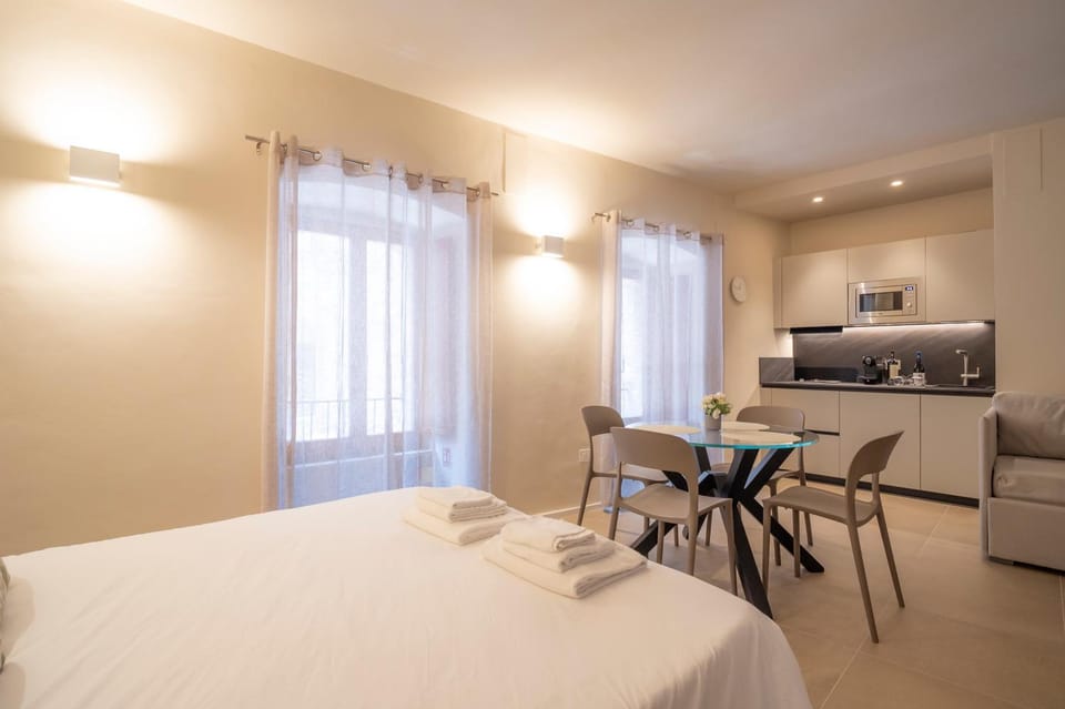 Photo of the whole room, Dining area, Bedroom